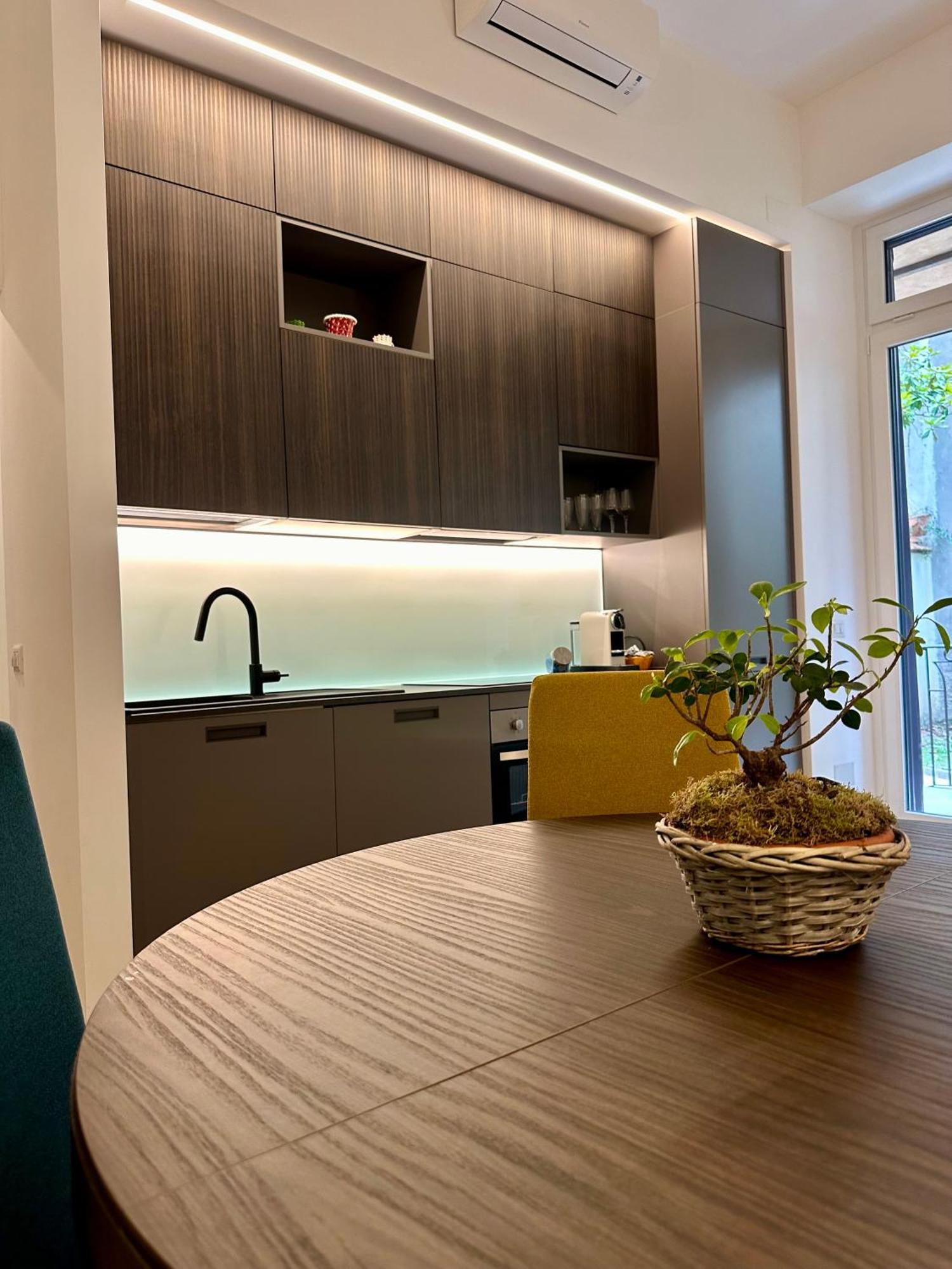 Lr Deluxe Apartments - Porta Venezia - Bilocale Con Giardino Privato Milano Ngoại thất bức ảnh